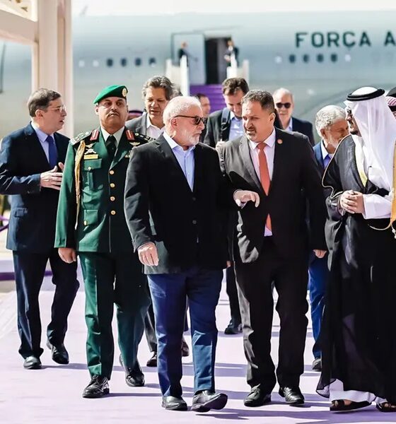 Lula desembarca na Arábia onde apresenta projetos de investimento no Brasil