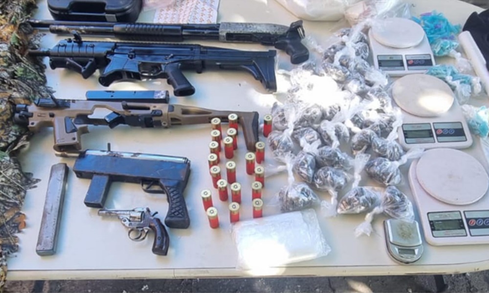 Polícia apreende armas de fogo e drogas em Arembepe