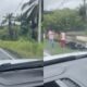 Motorista perde controle de caminhonete e bate em poste na Estrada da Cascalheira