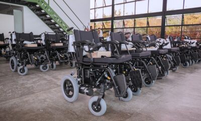 Sesau entrega 33 novas cadeiras de rodas motorizadas para PCDs em Camaçari