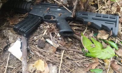 Fuzil, facão e celulares são encontrados em matagal ao lado do presídio de Salvador