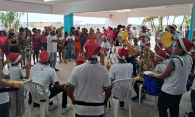Banda Marcial Anísio Teixeira se apresenta no final do ano letivo da escola