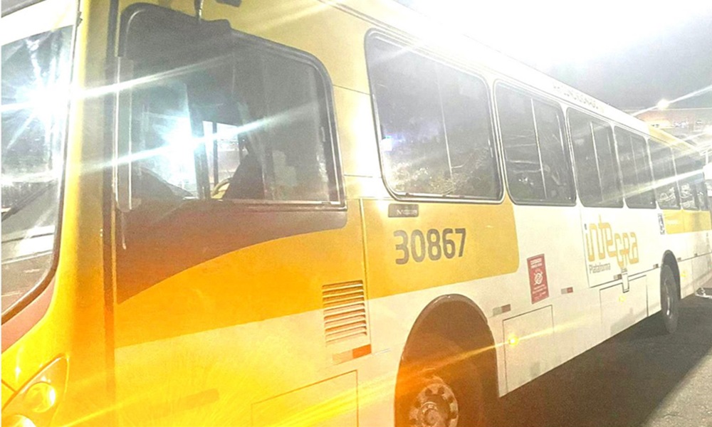 Ônibus furtado no Lobato é recuperado pela polícia na Suburbana; suspeito foi preso
