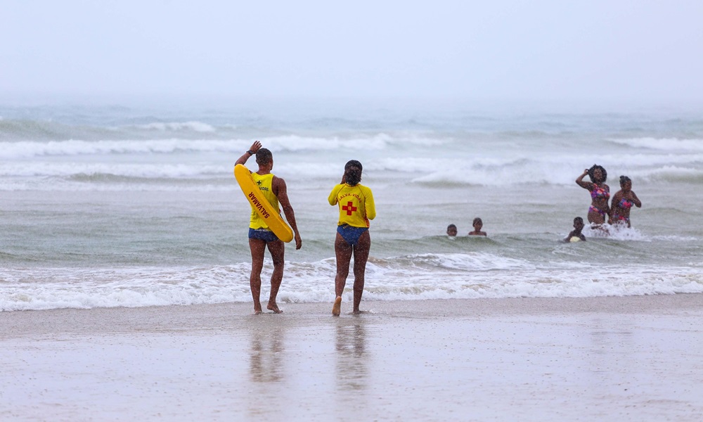 Salvamar alerta para risco de descargas elétricas na praia durante chuvas intensas em Salvador