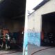 Após duas horas de combate, bombeiros controlam incêndio em galpão de materiais recicláveis em Camaçari