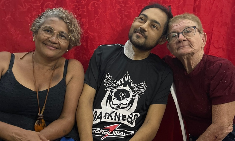 Auristela Nogueira, mãe de Cleilton (à esquerda), Cleilton Nogueira e a avó paterna (à direita).