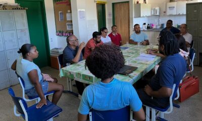 Em reunião, Manoel Jacaré e Neurilene Martins discutem reivindicações de estudantes de Monte Gordo