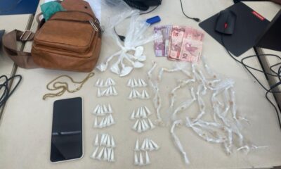 Homem é preso com 64 porções de cocaína, 38 pedras de crack e dinheiro em Candeias