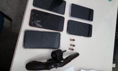 Polícia prende três homens com arma, munições e celulares em Lauro de Freitas