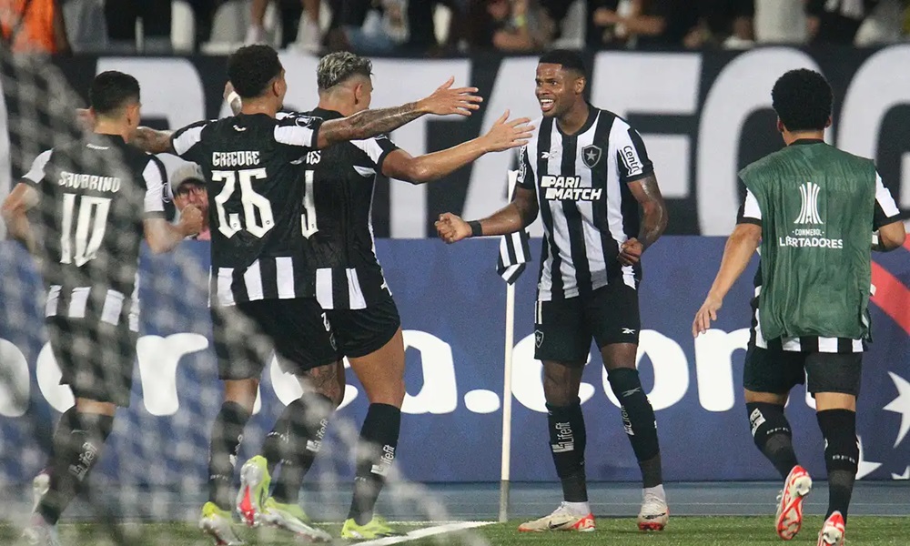 Júnior Santos comanda Botafogo em vitória sobre Bragantino