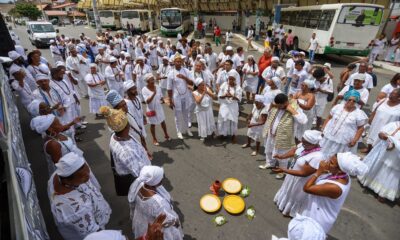 Caminhada celebra Dia Nacional das Tradições das Raízes de Matrizes Africanas em Lauro de Freitas