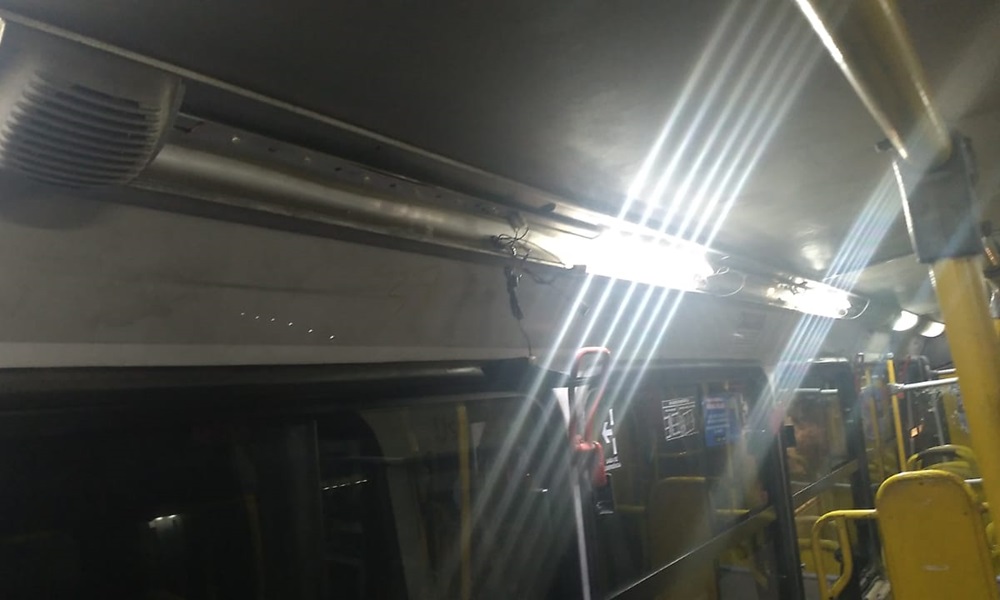 Duas passageiras ficam feridas por estilhaços de vidro em ônibus vandalizado na capital