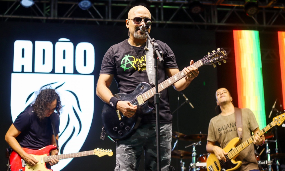 Atração carimbada no Festival de Arembepe, Adão Negro faz show repleto de hits do reggae baiano