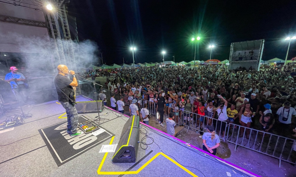 Atração carimbada no Festival de Arembepe, Adão Negro faz show repleto de hits do reggae baiano