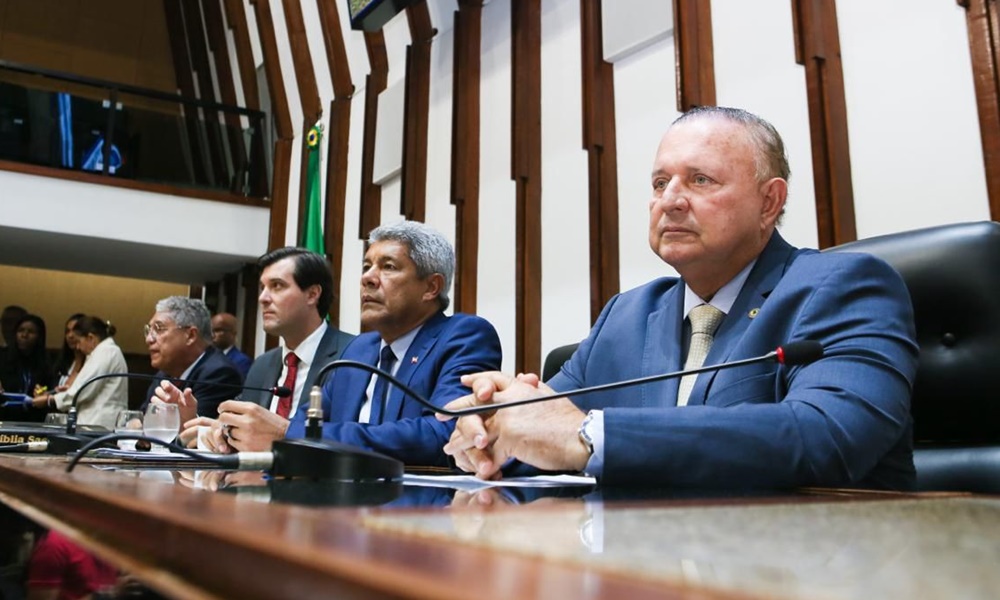 Adolfo afirma que não existem 'soluções mágicas' para o problema de segurança pública na Bahia