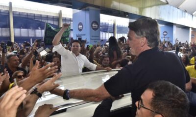 Ao lado de Roma, Bolsonaro desembarca em Salvador e é recepcionado por apoiadores