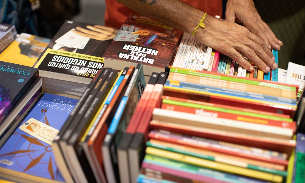 Editoras e empresas prometem atração diversificada e preços acessíveis na Bienal do Livro Bahia