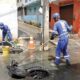 Embasa alerta sobre risco de abrir tampa da rede de esgoto para escoar água de chuva