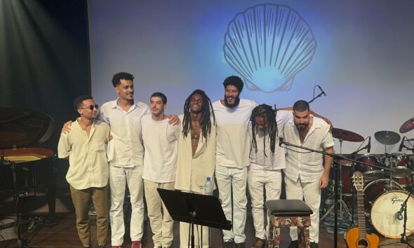 Teatro Gamboa recebe show 'Daniel Bispo canta Lado B Djavan' neste fim de semana