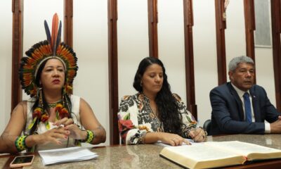 Projeto de lei que atualiza carreira de professores indígenas é entregue por Jerônimo na Alba