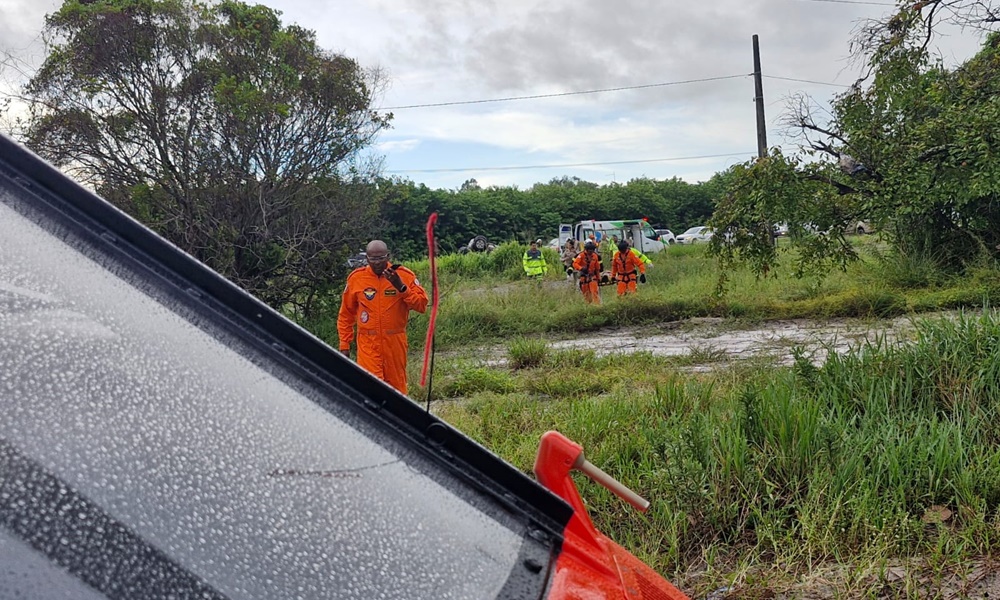 Helicóptero do Corpo de Bombeiros Militar da Bahia resgata vítima de acidente automobilístico em Camaçari