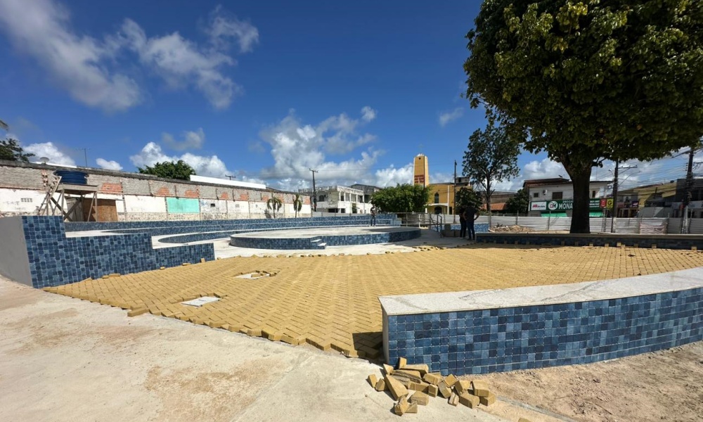 “Vai trazer conforto e lazer para as famílias”, afirma Herbinho ao destacar celeridade nas obras da Praça da Gleba E