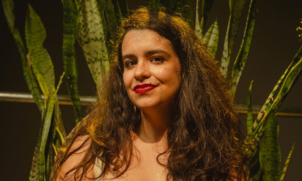 Com entrada gratuita, Clara Romariz estreia espetáculo sobre universo feminino no Teatro ICBA