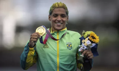 Baiana Ana Marcela conquista medalha de ouro na maratona aquática