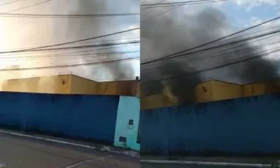 Incêndio destrói auditório e salas da Escola Carlos Drummond de Andrade em Dias d'Ávila