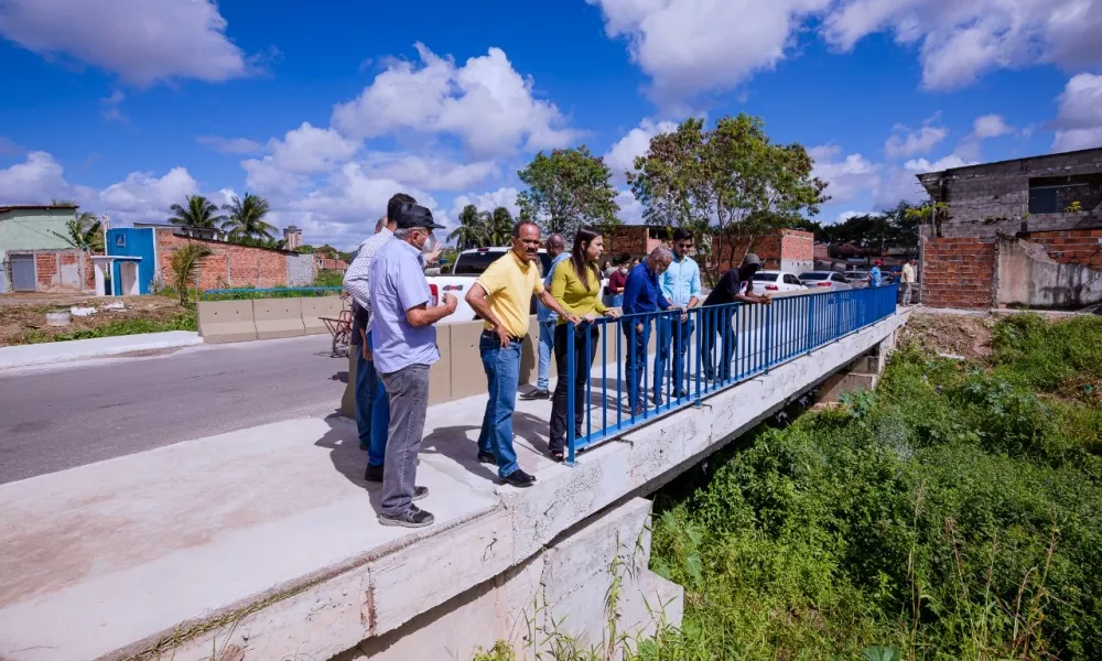 Elinaldo vistoria obras de macrodrenagem e deve anunciar em breve construção de ponte na Avenida Rio Camaçari