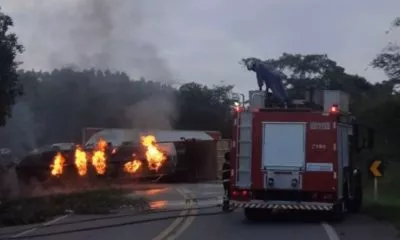 Colisão entre duas carretas causa incêndio e deixa dois mortos na BA-093