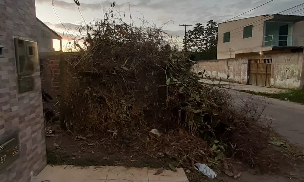 Moradores denunciam acúmulo de lixo e entulho em ruas do Jardim Limoeiro