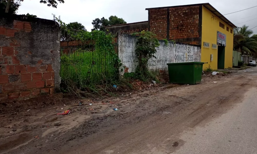 Moradores denunciam acúmulo de lixo e entulho em ruas do Jardim Limoeiro