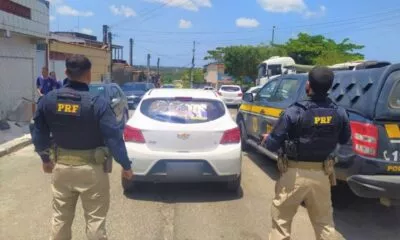 PRF apreende dois acusados e recupera veículo roubado em Simões Filho