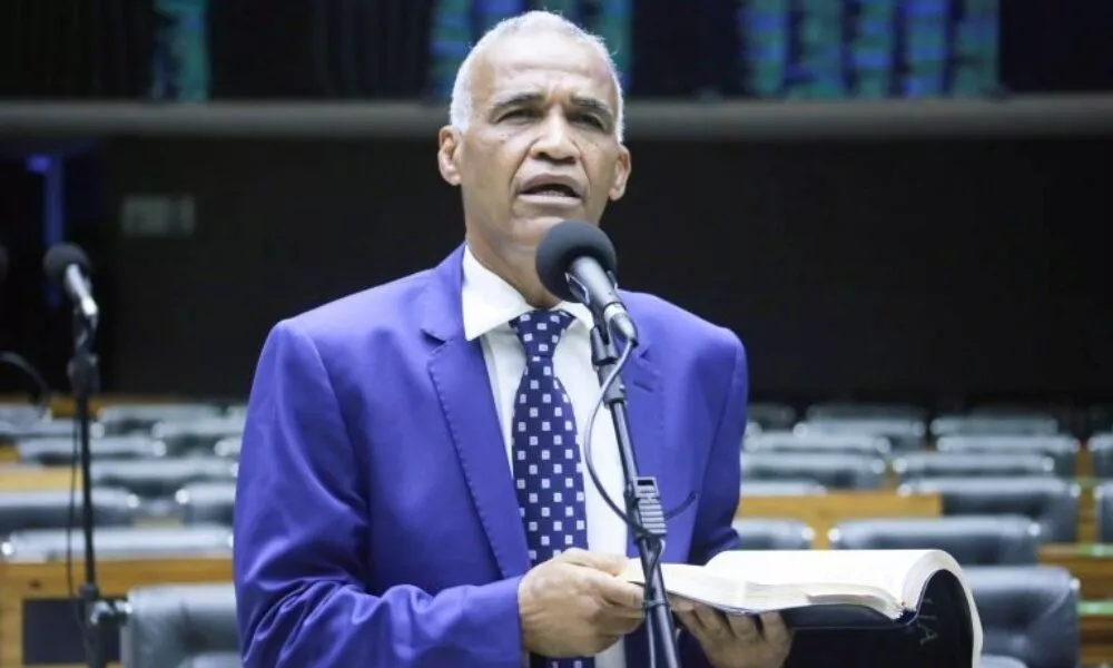 Com mais de 77 mil votos, Pastor Sargento Isidório é reeleito deputado federal
