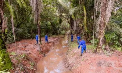 Seinfra realiza limpeza de canais em Vila de Abrantes e Monte Gordo