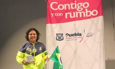 Dilma Mendes recebe troféu de melhor treinadora de Fut7 do mundo no México